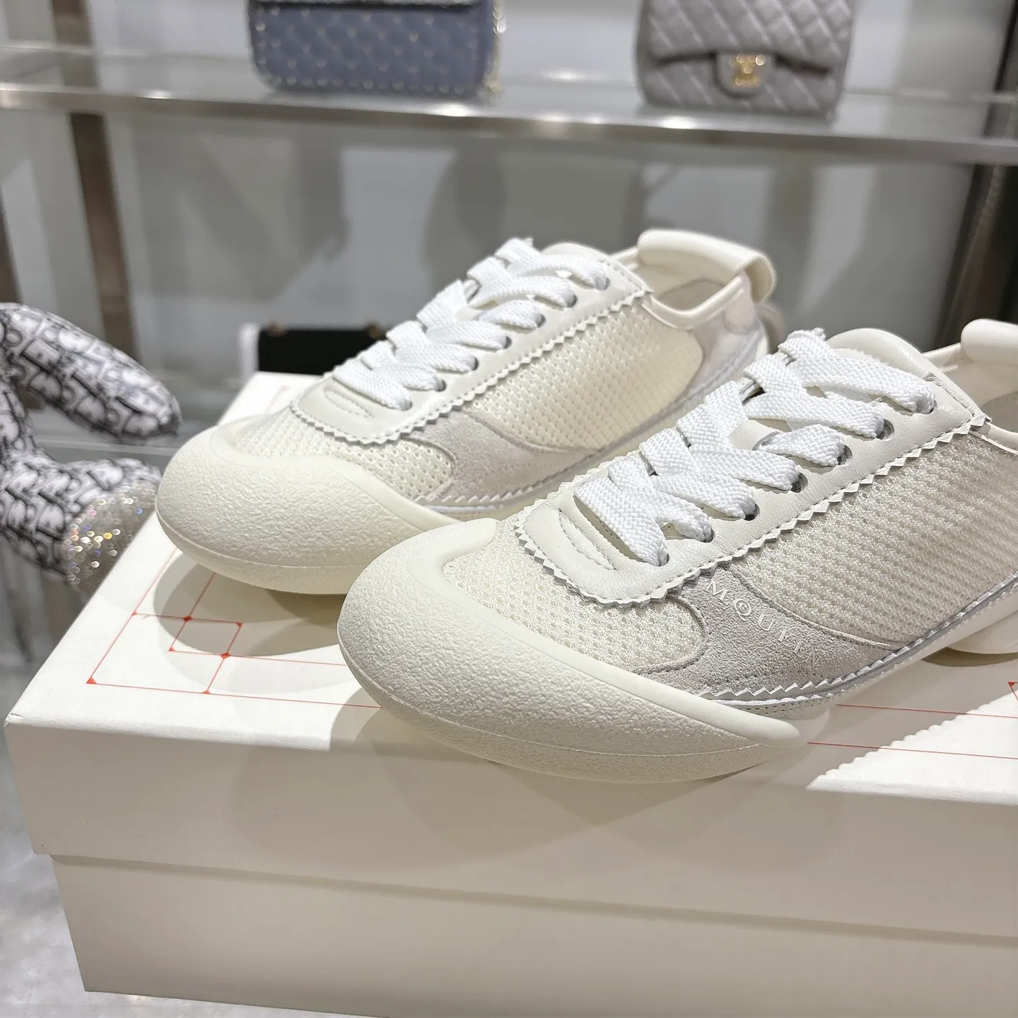 👟👟Ex-factory price 580👟👟 Men's size +10 2025 McQueen's new AIexanderMcQUEEN✅ The original quality has been certified! The original version is reproduced 1:1, and the latest products are available at the latest counters simultaneously. • McQueen logo • Round toe box • Lightweight segmented sole design, made of imported stretch breathable fabric + grained cowhide, soft inner lining and insole, comfortable for walking and not stuffy on the feet. Five colors: black and white • white • apricot • black brown • yellow Fabric: grained cowhide + stretch fabric + cow suede Insole: imported sheepskin Women’s model: 35–40 (40 for women is non-refundable) Men’s model: 40-45 (45 for men is non-refundable) Women’s model: (men’s model +10)